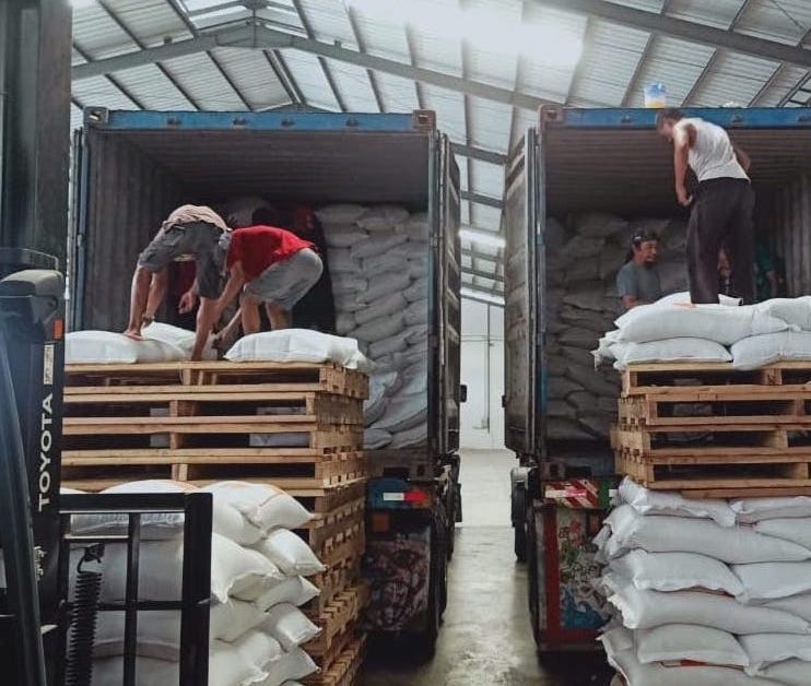 Aktifitas mengangkat barang Christy Sejahtera